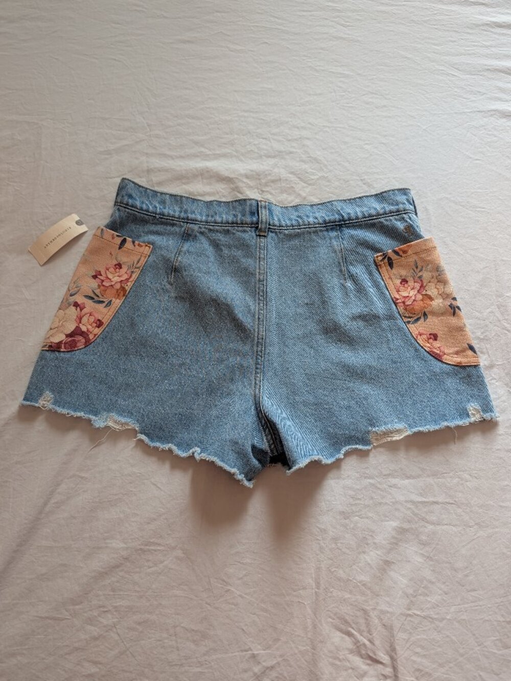 NWT Anthropologie Pilcro Floral Patch Denim Shorts in Size 29 - Picture 7 of 15